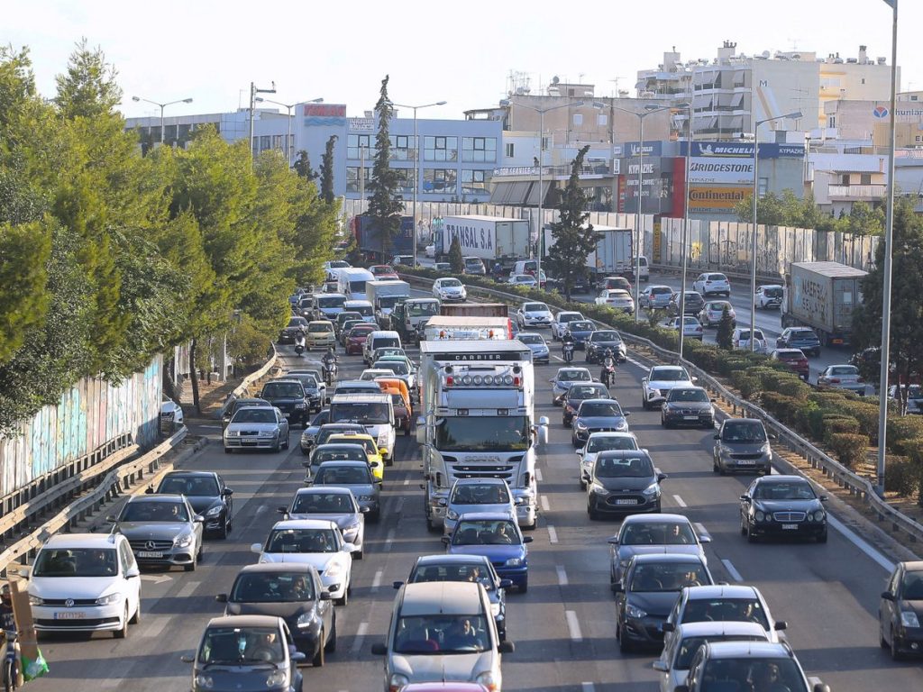 Αυξημένη η κίνηση στη λεωφόρο Αθηνών – Συγκρούστηκαν δύο φορτηγά