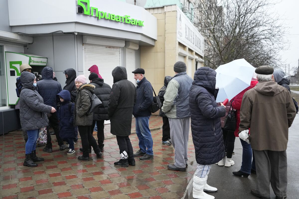 Αναστέλλεται η πώληση ξένων νομισμάτων στη Ρωσία – Μεγάλες ουρές στα ΑΤΜ (βίντεο)