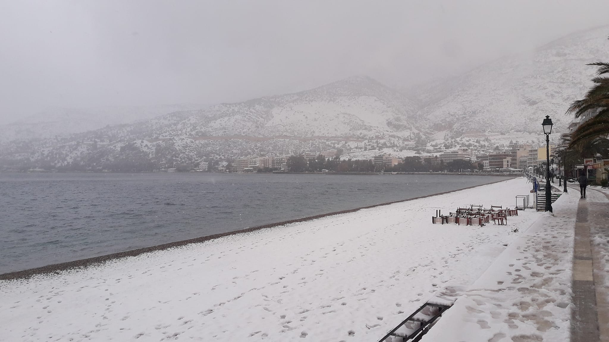 Η κακοκαιρία «Φίλιππος» πλήττει την Εύβοια: Πάγωσε μέχρι και η θάλασσα στο λιμάνι του Αλιβερίου (φώτο)