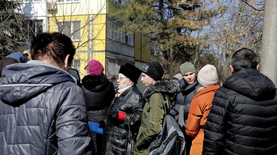 100 λεωφορεία με αμάχους αποχωρούν από την πόλη Σούμι