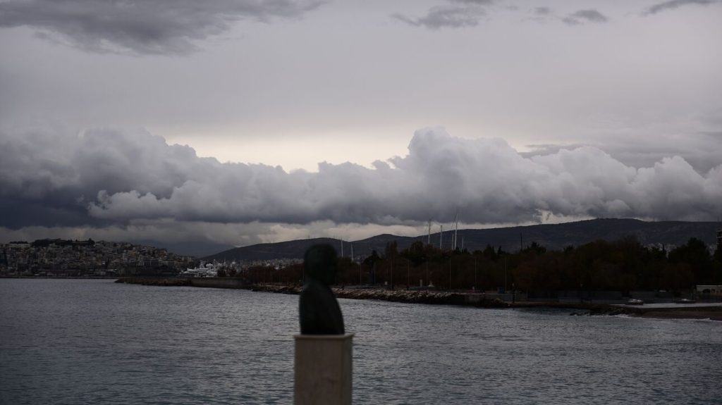 Καιρός: Νοτιάδες, βροχές και μεταφορά σκόνης σήμερα – Αναλυτικά η πρόγνωση