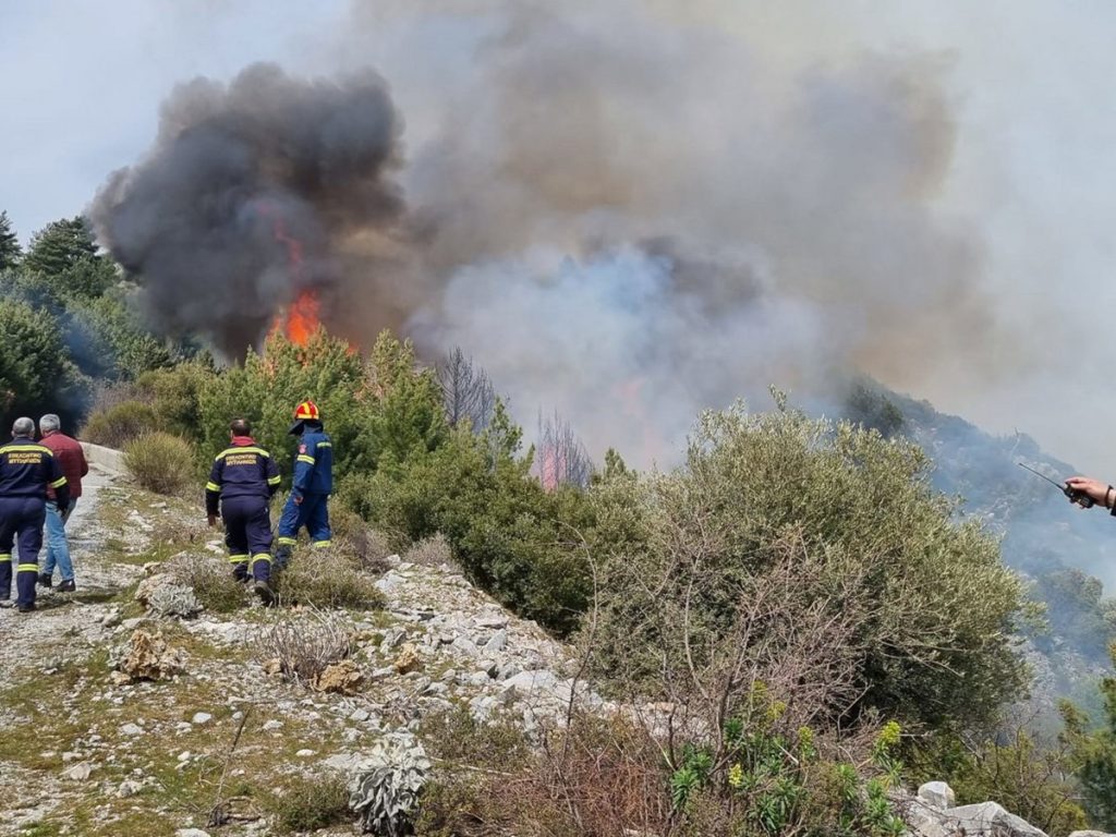 Σε εξέλιξη η φωτιά στη Σάμο – Τραυματίστηκαν ελαφρά δύο εθελοντές