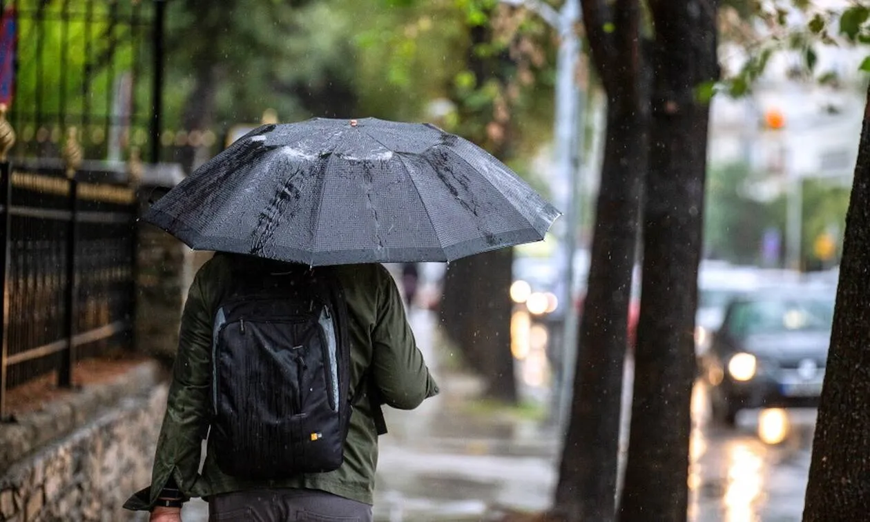 Καιρός: «Έρχονται» έντονες νεφώσεις και βροχές – Παραμένει η αφρικανική σκόνη στην ατμόσφαιρα