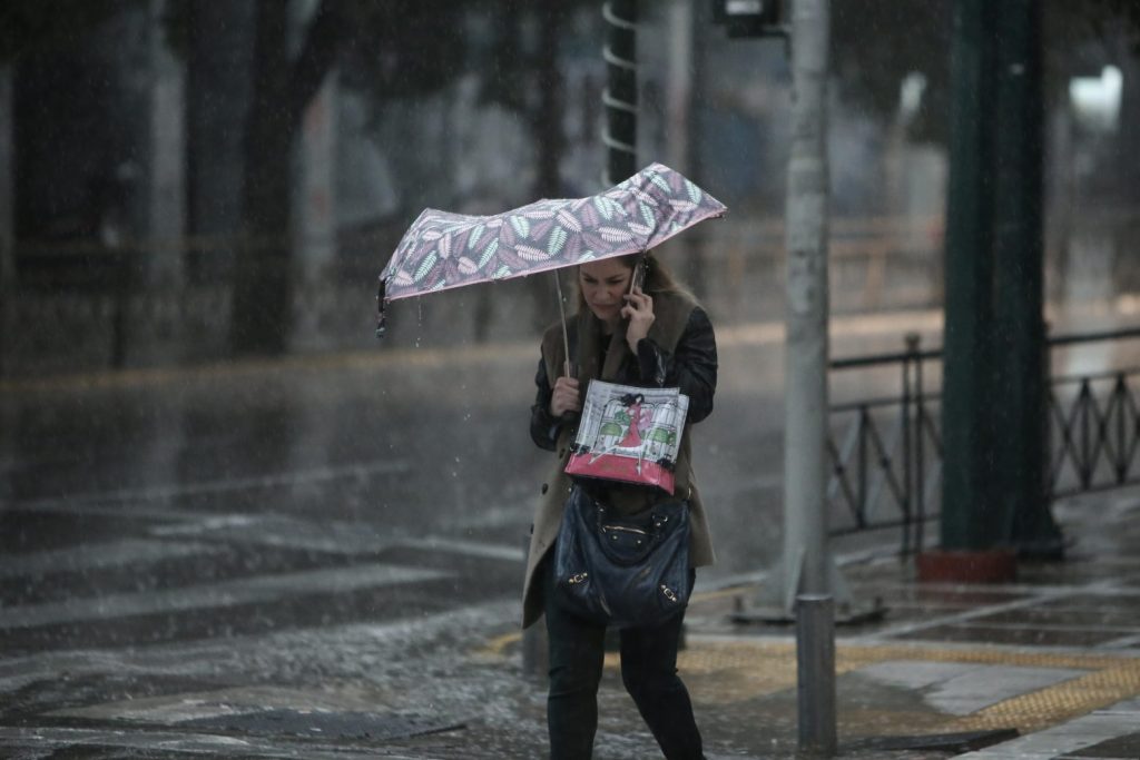 Καιρός: Με βροχές, καταιγίδες και πτώση της θερμοκρασίας η σημερινή μέρα