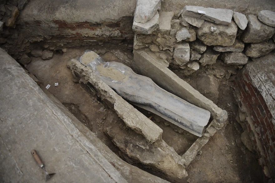 Βρέθηκε… σαρκοφάγος θαμμένη 19 μέτρα κάτω από την Παναγία των Παρισίων (φώτο)