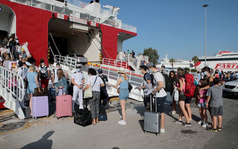 Αυξημένη η κίνηση στα λιμάνια χθες με 11.103 επιβάτες να αναχωρούν από τον Πειραιά – Δεμένα αύριο τα πλοία