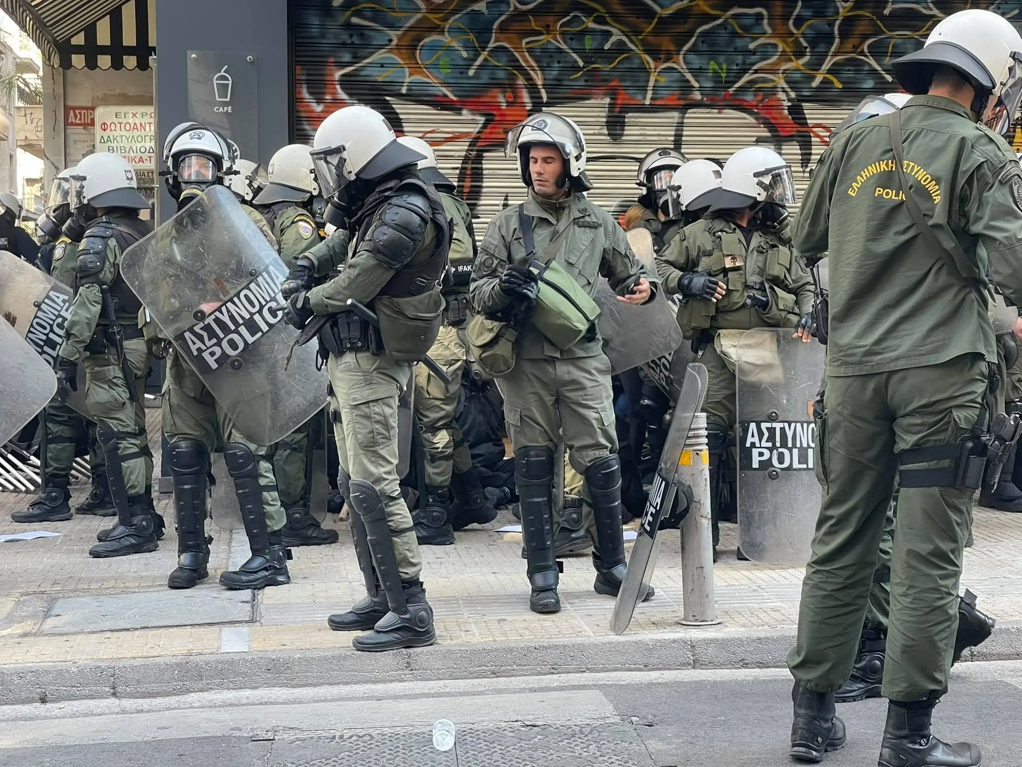 Επίθεση με μολότοφ σε αστυνομικούς στη Θεσσαλονίκη – 10 προσαγωγές (βίντεο)