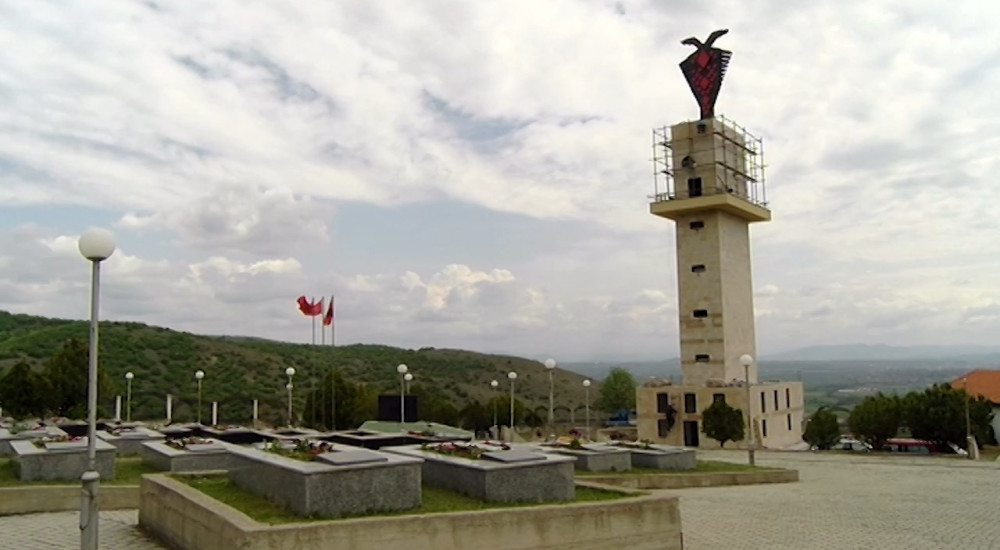 Σκόπια: Τεράστιο μνημείο προς τιμήν των μαχητών του UCK – Δεσπόζει ο αλβανικός δικέφαλος αετός