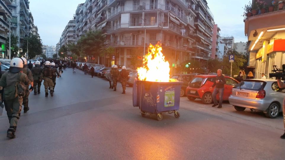 Οδομαχίες κουκουλοφόρων – αστυνομικών στην Θεσσαλονίκη (βίντεο)