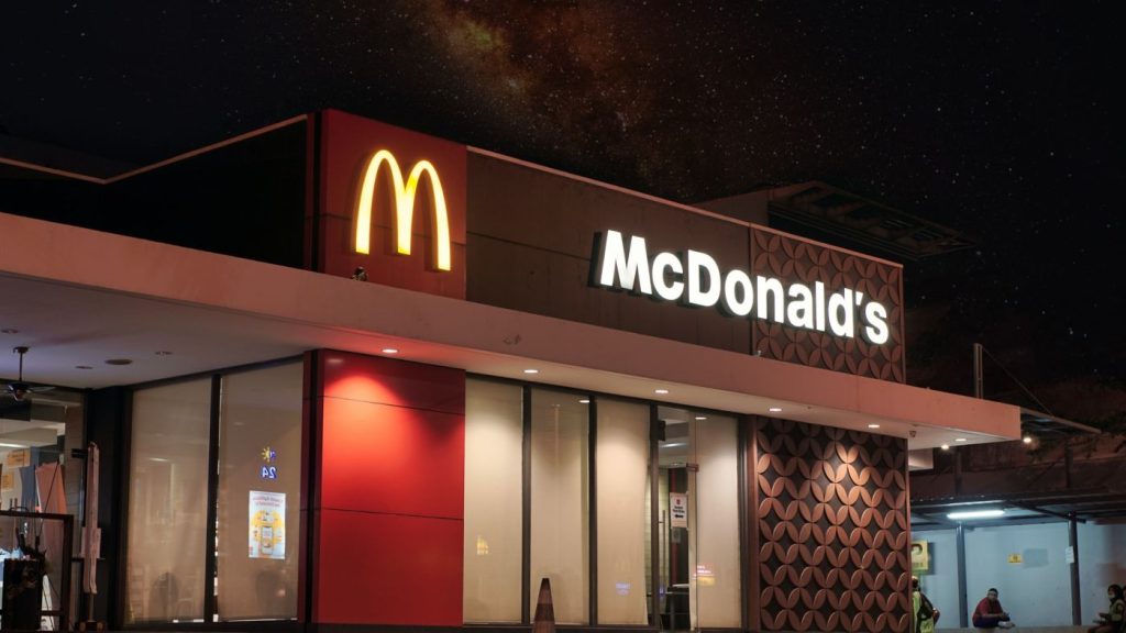 Μόσχα: 32χρονος αλυσοδέθηκε στην πόρτα των McDonald’s για να μη κλείσουν (βίντεο)