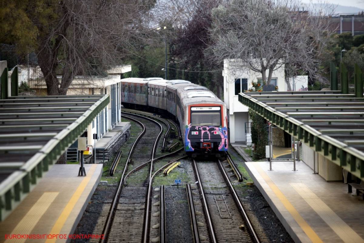 Άνδρας έπεσε στις γραμμές του ΗΣΑΠ στο Θησείο