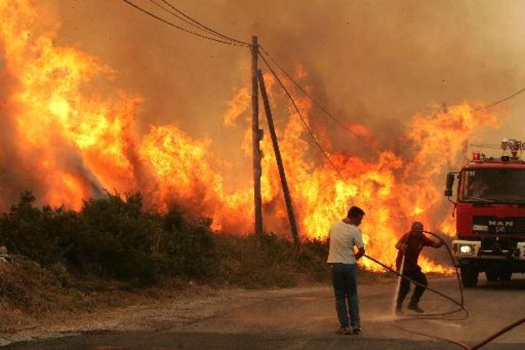 Φωτιά στη Βούλα: Χωρίς ρεύμα η περιοχή – Ακούγονται διαρκώς εκρήξεις από διάφορα σημεία