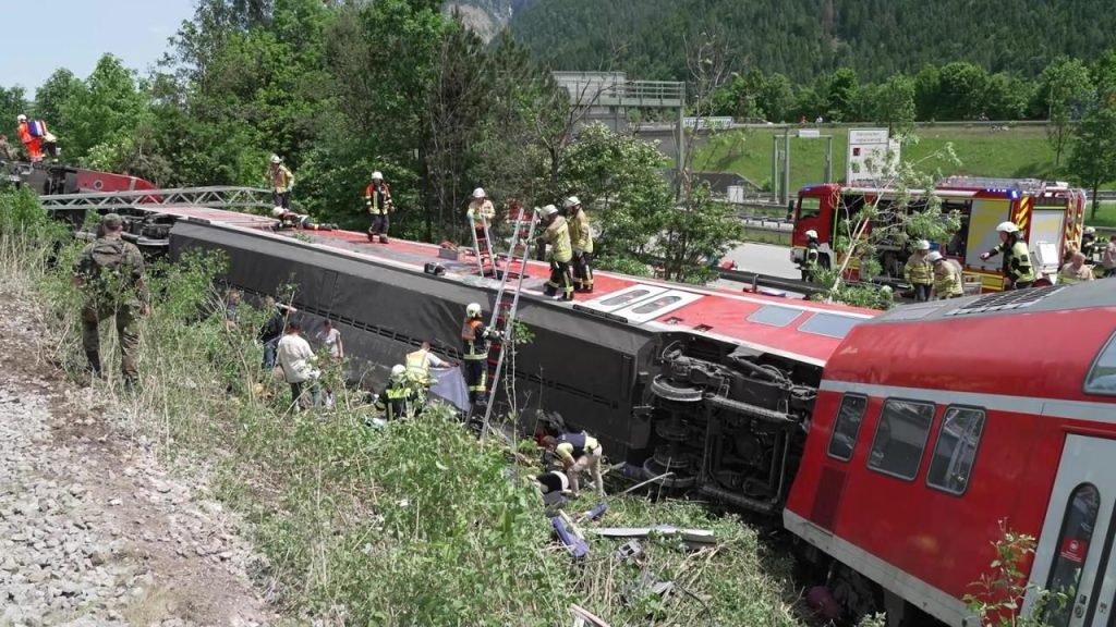 Γερμανία: Άλλη μία σορός ανασύρθηκε από τον εκτροχιασμό τρένου στη Βαυαρία (βίντεο)