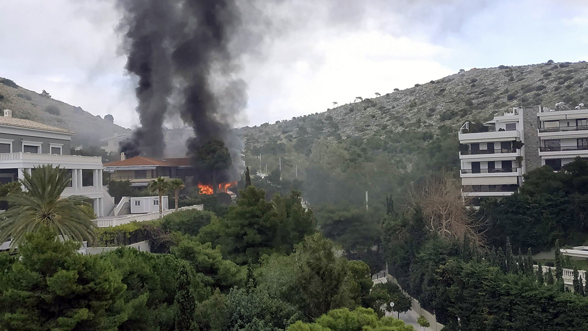 Φωτιά σε Γλυφάδα-Βούλα: Υπερπολυτελείς επαύλεις στις φλόγες – Εικόνες καταστροφής και απόγνωσης