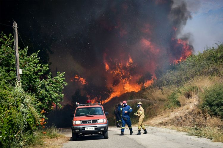 Αρχαία Κόρινθος: Σε ύφεση η πυρκαγιά που ξέσπασε μετά το μεσημέρι