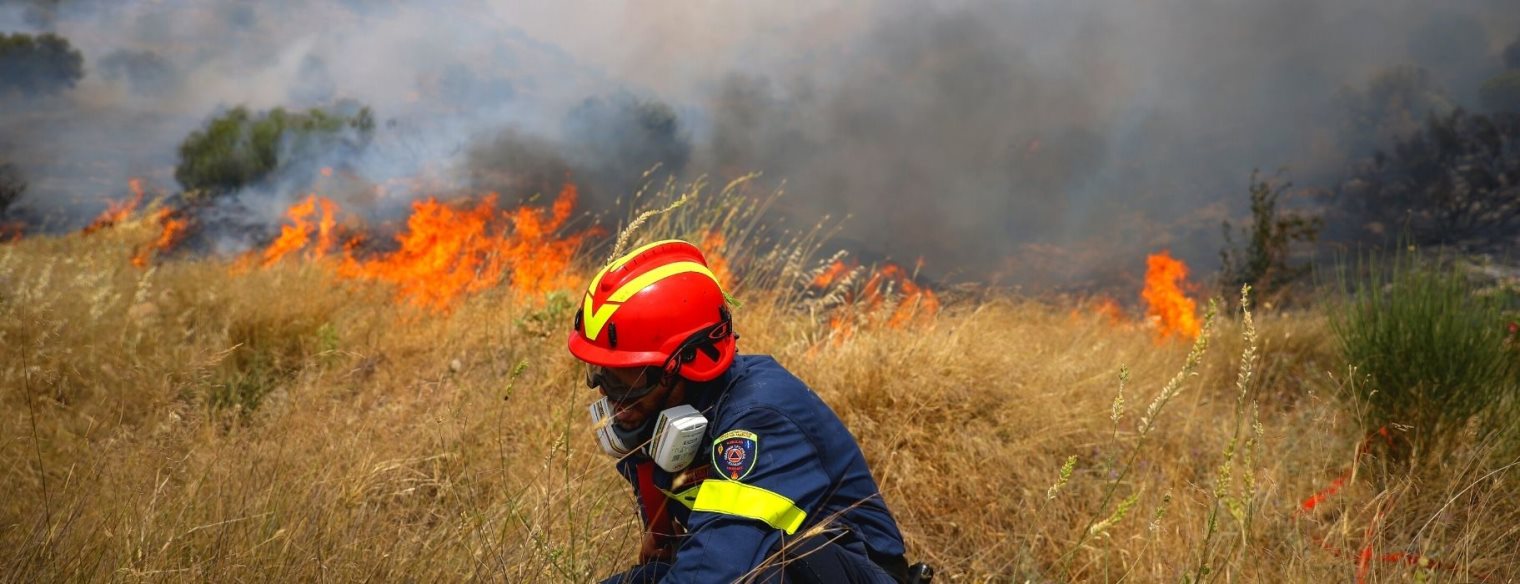 Φωτιά στον Κάλαμο – Υπό μερικό έλεγχο η πυρκαγιά