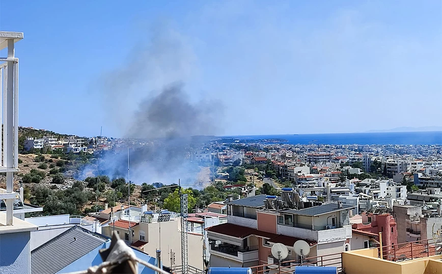 Πυρκαγιά τώρα στη Γλυφάδα – Η φωτιά καίει κοντά σε σπίτια