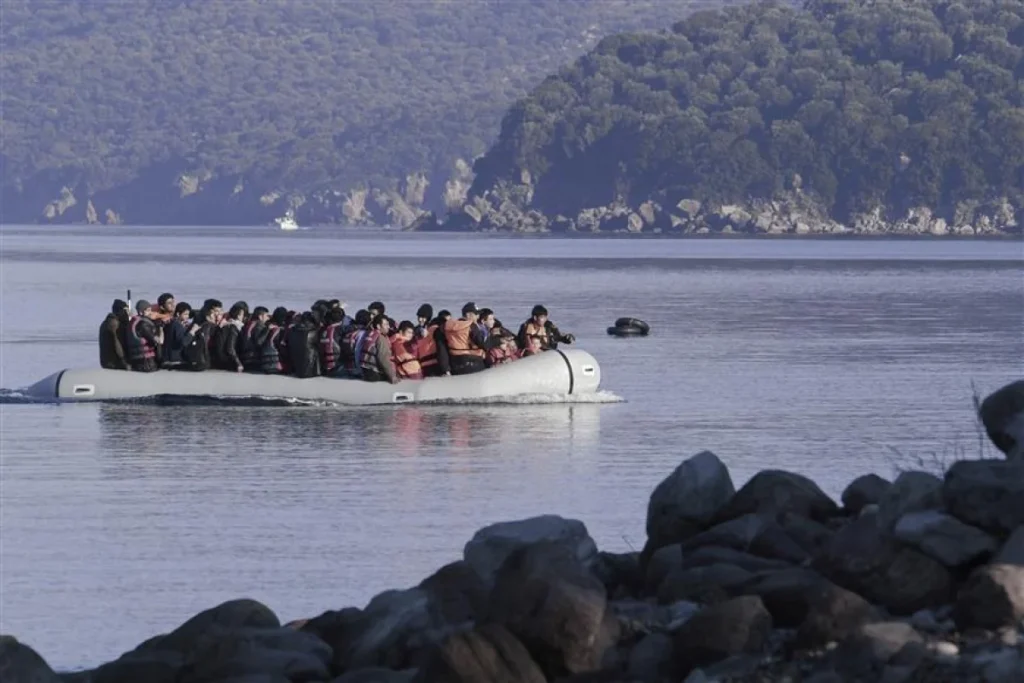 Ναυάγιο στη Μύκονο: Συνελήφθησαν έξι διακινητές – Θα μεταφερθούν στο Λαύριο