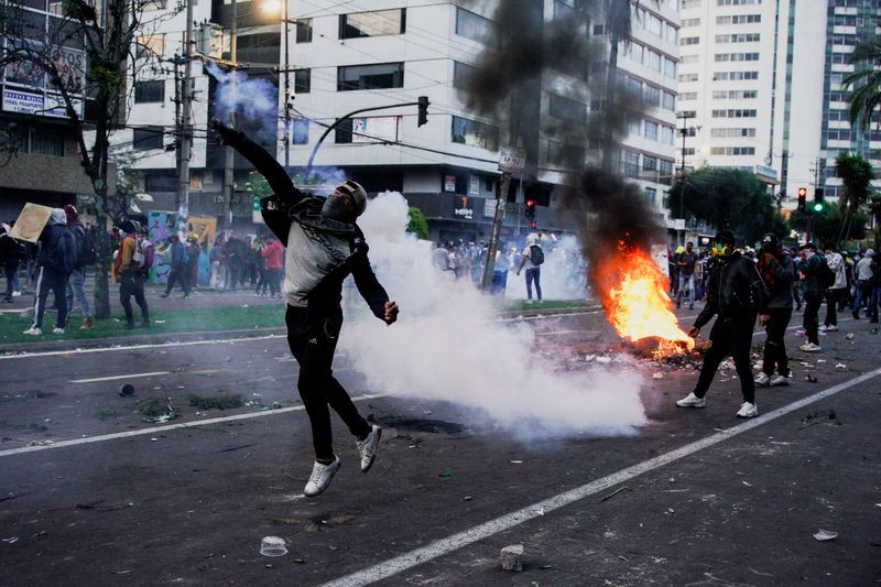 Ισημερινός: 18 αστυνομικοί αγνοούμενοι μετά από επίθεση πλήθους διαδηλωτών