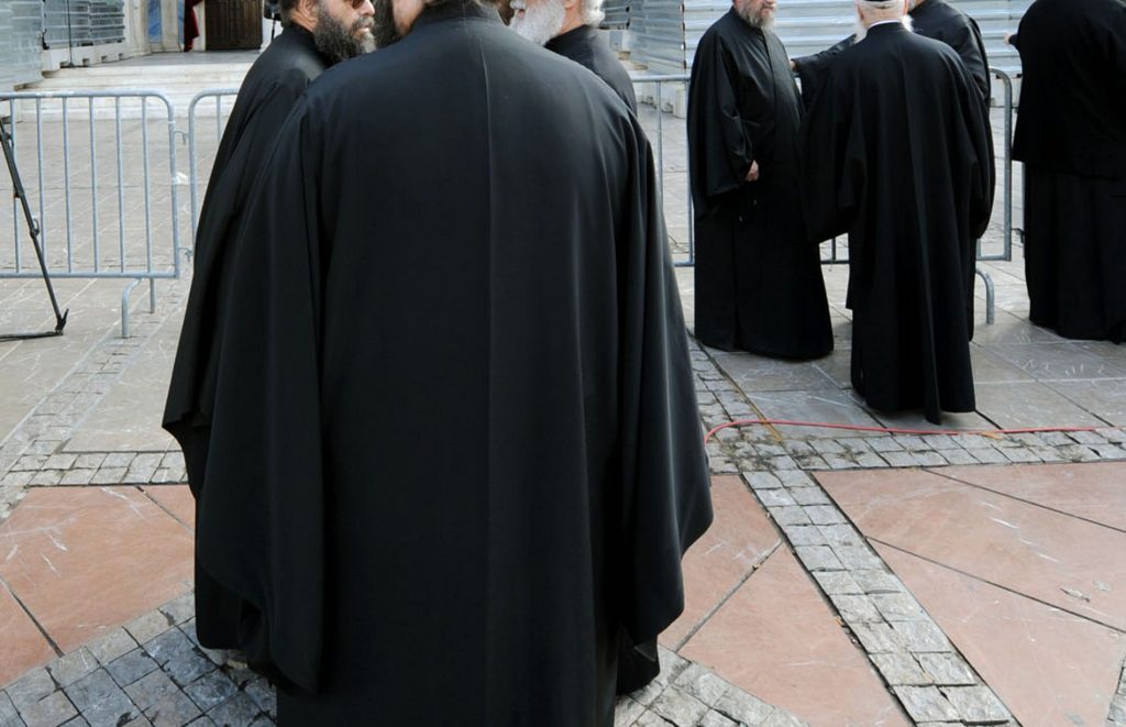 Πήλιο: Συνελήφθη ιερέας για ενδοοικογενειακή βία – Ξυλοκοπούσε την παπαδιά και τα έσπασε όλα στο σπίτι