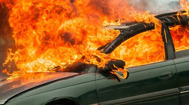 Πάτρα: Φωτιά στο πάρκινγκ – Κάηκε ολοσχερώς ένα αυτοκίνητο (βίντεο)