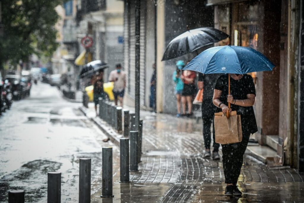 Καιρός: Βροχές και καταιγίδες ακόμα και στην Αττική σήμερα – Πτώση της θερμοκρασίας