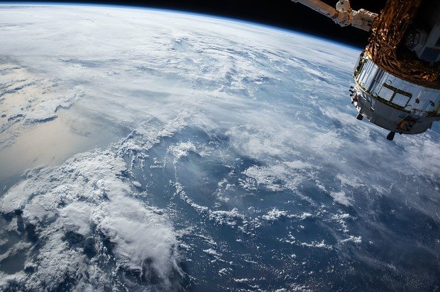 Διάστημα: Οι αστροναύτες πετούν τα σκουπίδια από το παράθυρο (βίντεο)