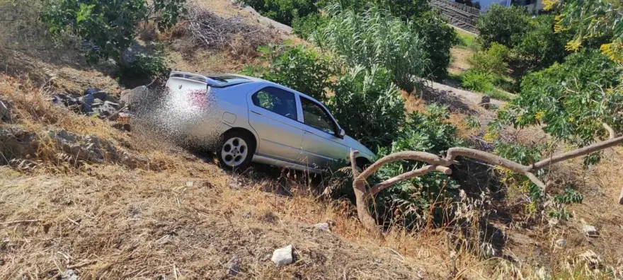 Σύρος: Σταμάτησαν να δουν τη θέα κι έπεσαν με το αυτοκίνητό τους στον γκρεμό