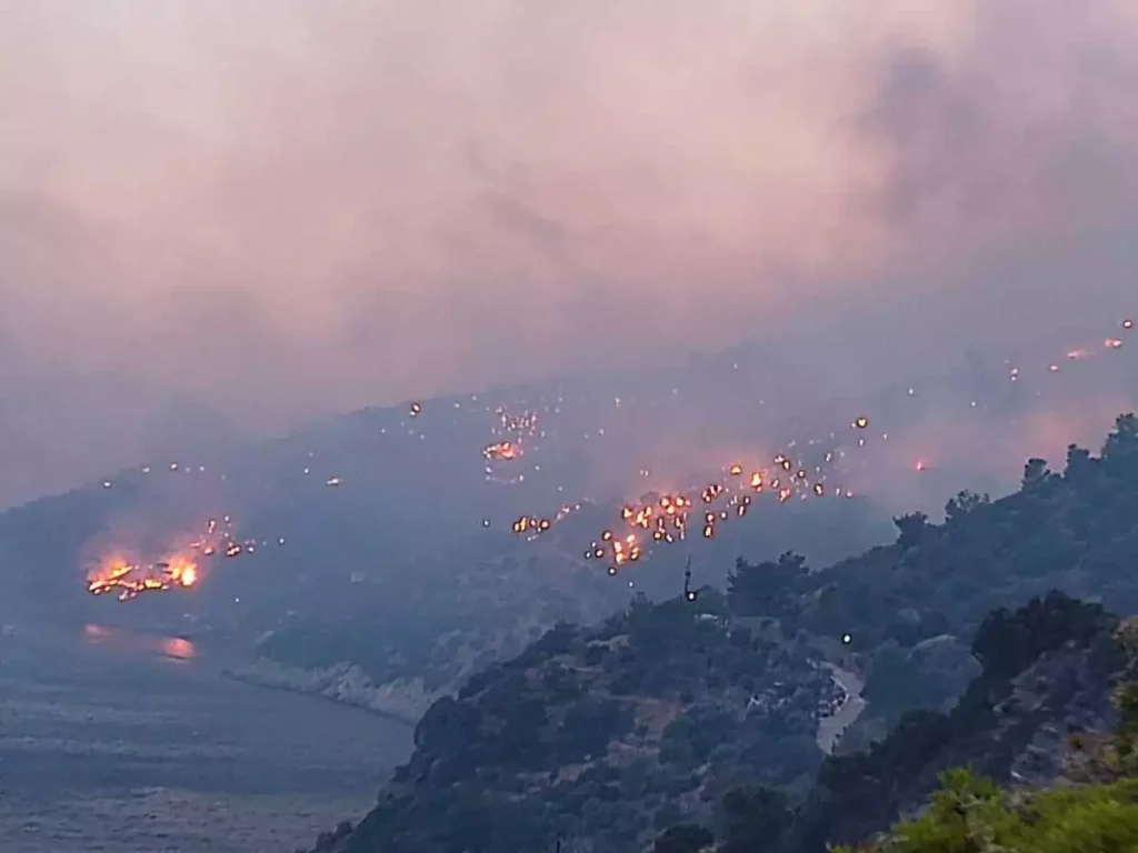 Φωτιά στη Σάμο: Υπό έλεγχο το πύρινο μέτωπο – Εκκενώνεται προληπτικά ο οικισμός Πούντα (upd)