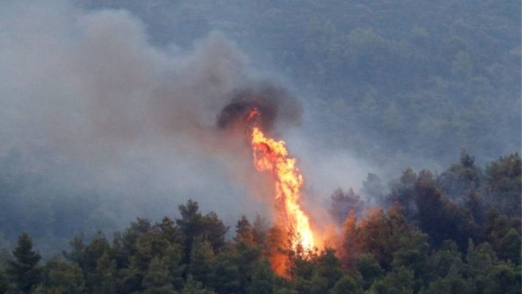 Φωτιά στη Σάμο: Εκκενώνεται το χωριό Λιμνιώνας