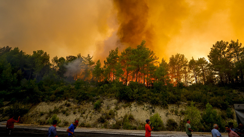 Τουρκία: Τουλάχιστον 19 τραυματίες από φωτιές που ξέσπασαν – Χιλιάδες απομακρύνθηκαν από τα σπίτια τους