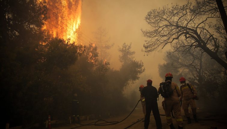 Aνεξέλεγκτη η φωτιά στο Ρέθυμνο: Οι θυελλώδεις ανέμους αλλάζουν κατευθύνσεις – Εκκενώθηκαν 6 οικισμοί