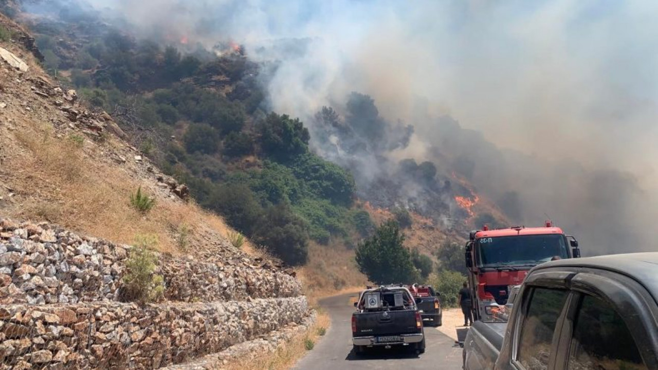 Φωτιά στο Ρέθυμνο: Διπλό πύρινο μέτωπο – Η φωτιά πέρασε στο χωριό Ροδάκινο – Δύο τραυματίες