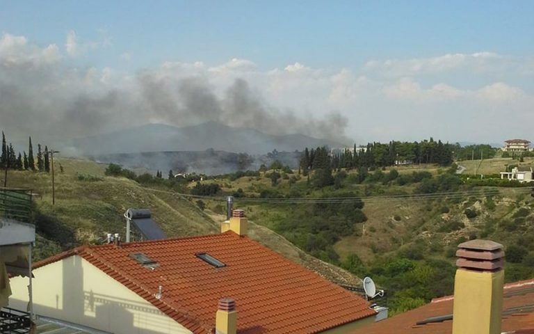 Θεσσαλονίκη: Υπό έλεγχο η φωτιά στον Τρίλοφο