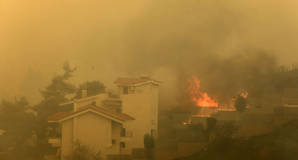 Στις φλόγες η Πεντέλη: Σε ετοιμότητα βρίσκονται ΕΚΑΒ και Νοσοκομεία – Κανείς εγκλωβισμένος ανέφερε η πυροσβεστική