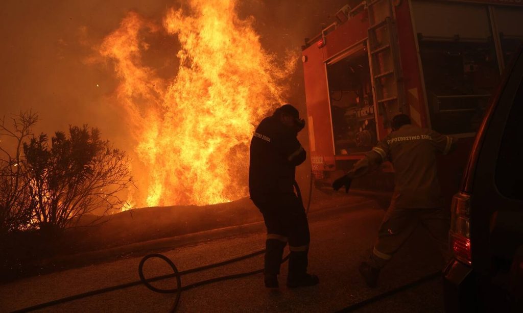 Φωτιά στην Παλλήνη: Πληροφορίες για δυο τραυματίες με εγκαύματα