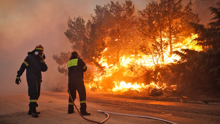 Φωτιά στην Πεντέλη: Έκκληση από την Πυροσβεστική για πιστοποιημένους εθελοντές πυροσβέστες 30-40 ετών