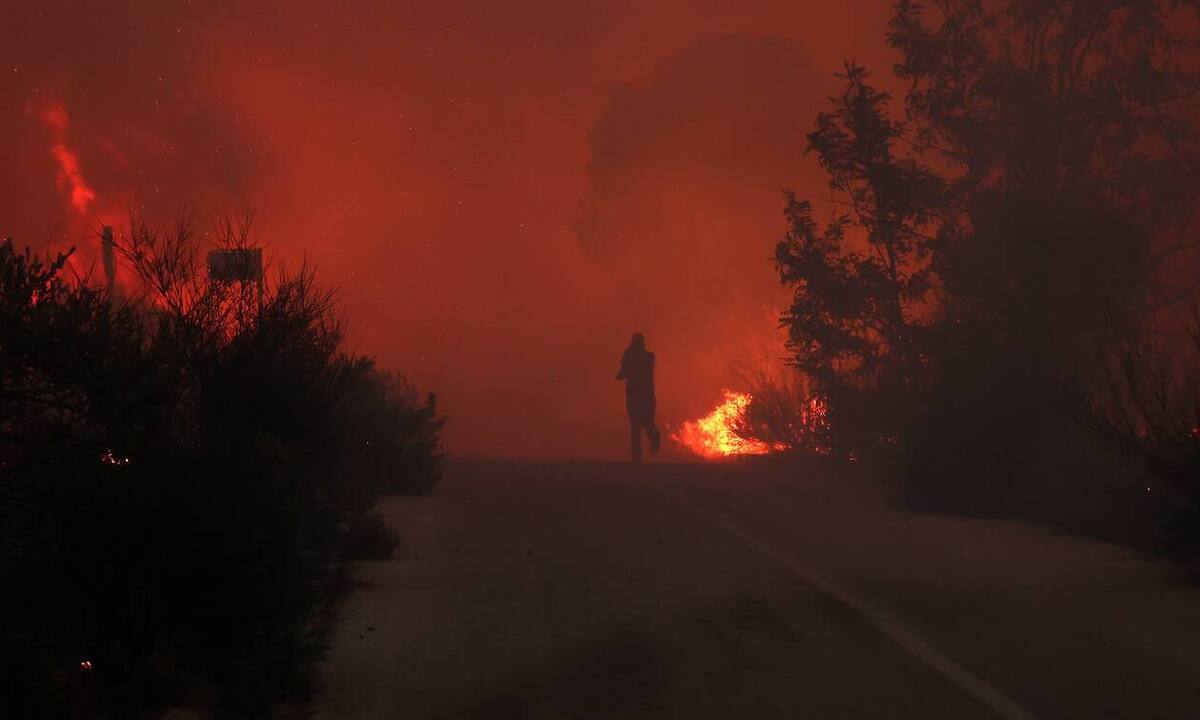 Τα διεθνή ΜΜΕ για την πύρινη λαίλαπα στην Αττική – «Ανεξέλεγκτη φωτιά κοντά στην Αθήνα» (φώτο)