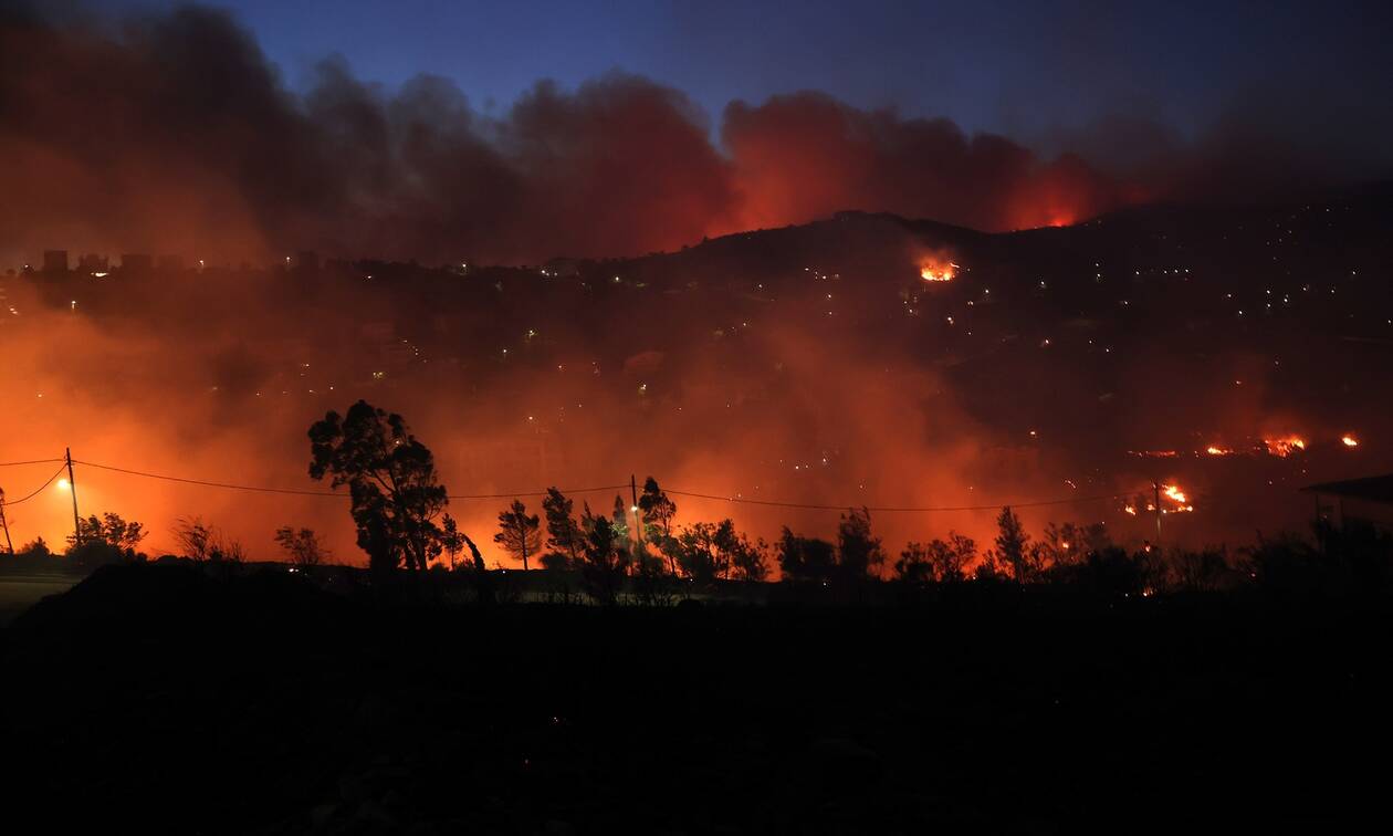 Αστυνομικοί απεγκλωβίζουν ηλικιωμένο με κινητικά προβλήματα πριν κινδυνεύσει στο Πικέρμι (βίντεο)