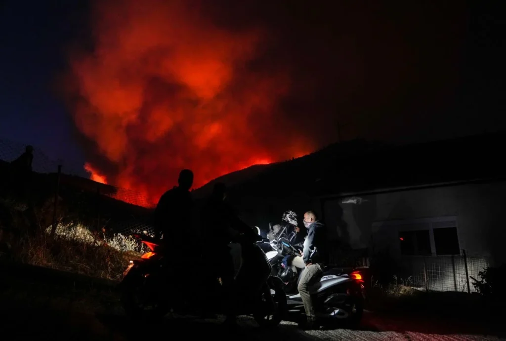 Σε ολονύχτια επιφυλακή η πυροσβεστική σε Πεντέλη, Μέγαρα και Σαλαμίνα