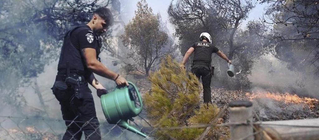 Τόσα εκατομμύρια ευρώ για τα Air Tractors και η κατάληξη ήταν αυτή: Αστυνομικοί με ποτιστήρια σβήνουν τη φωτιά!