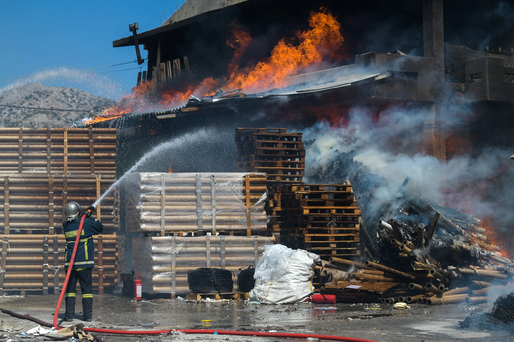 Φωτιά στον Ασπρόπυργο: Μήνυμα από 112 για τους πυκνούς καπνούς – Καίει δίπλα σε εργοστάσιο λιπαντικών (βίντεο)