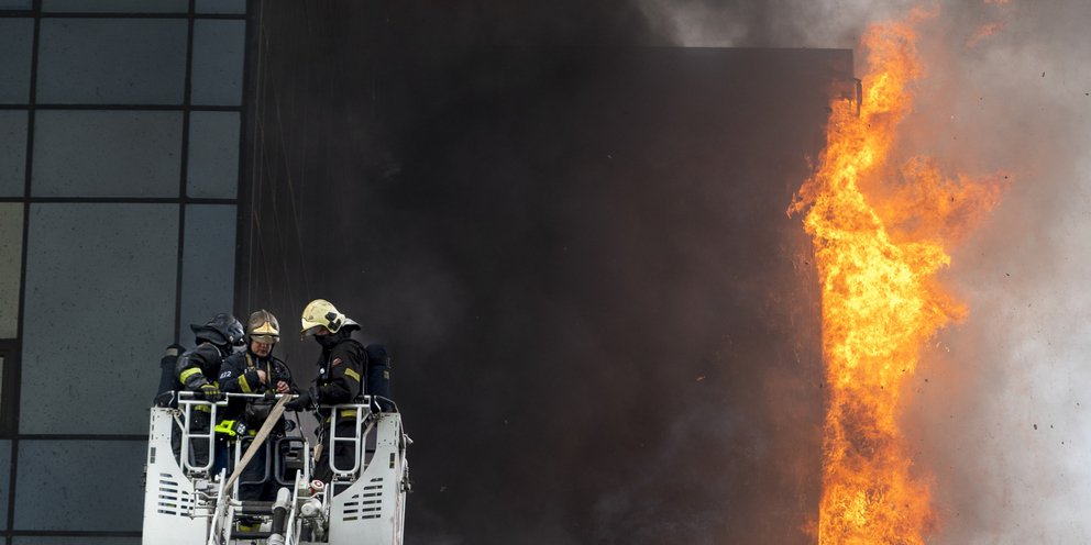 Πυρκαγιά σε πολυώροφο συγκρότημα κατοικιών στη Μόσχα