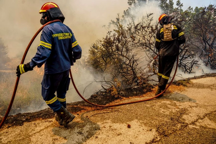 Στις φλόγες τα Βατερά: Σβήνουν όταν φτάνουν… στην θάλασσα! – Αεροπυρόσβεση: «Δεν είναι F-16 τα εναέρια μέσα»