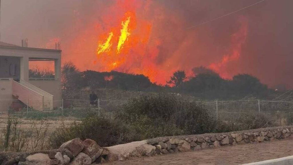 Φωτιά στη Λέσβο: 218 αστυνομικοί συνδράμουν στις εκκενώσεις, την κατάσβεση και την κυκλοφορία