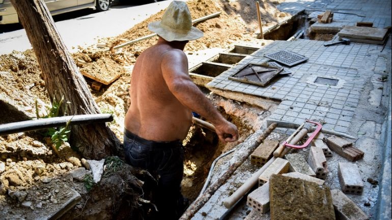 Συνδικάτα καλούν να θεσπιστεί σε όλη την ΕΕ διά νόμου όριο θερμοκρασίας για την εργασία σε εξωτερικούς χώρους