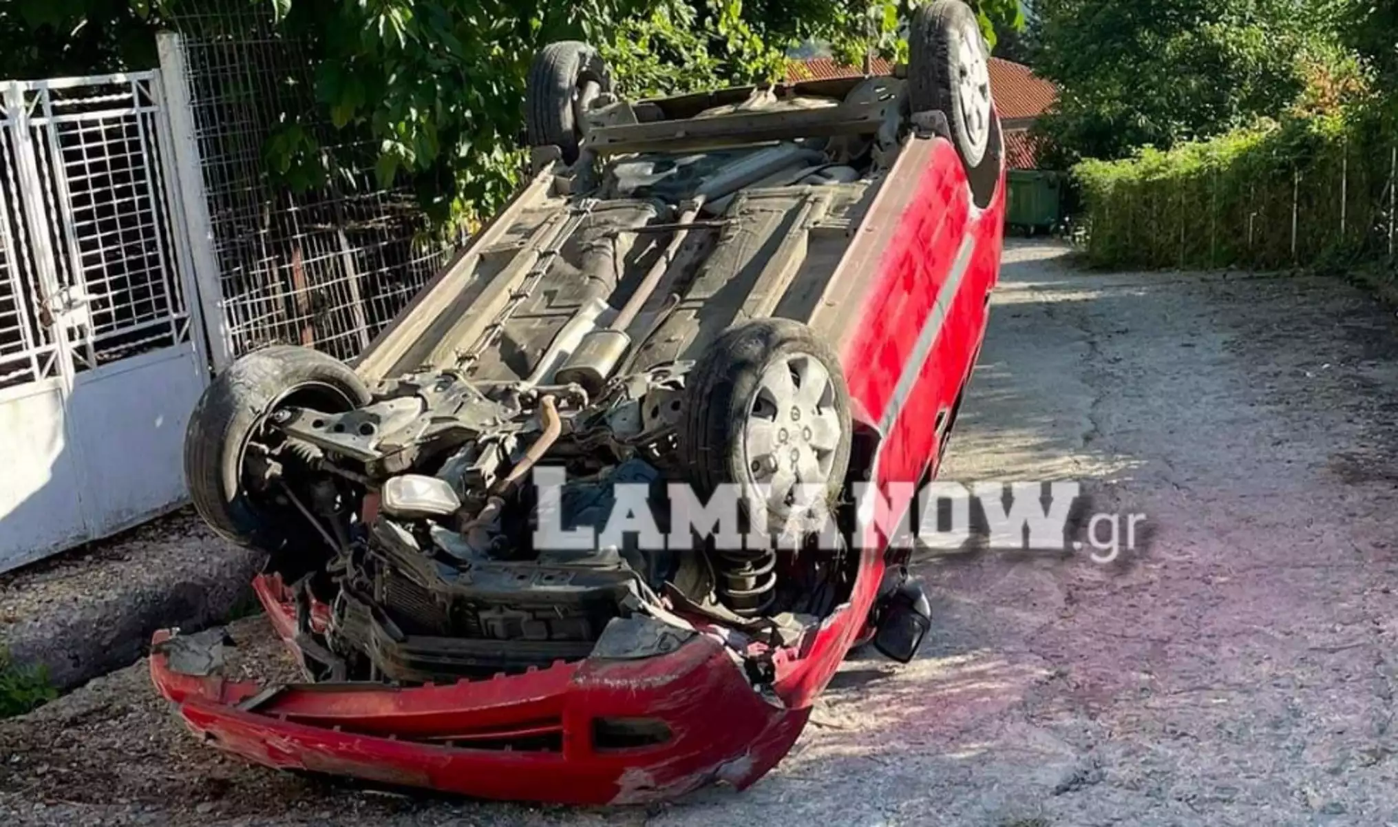 Φθιώτιδα: Σοκαριστικό τροχαίο στο Γαρδίκι – Αυτοκίνητο τούμπαρε μέσα στο χωριό