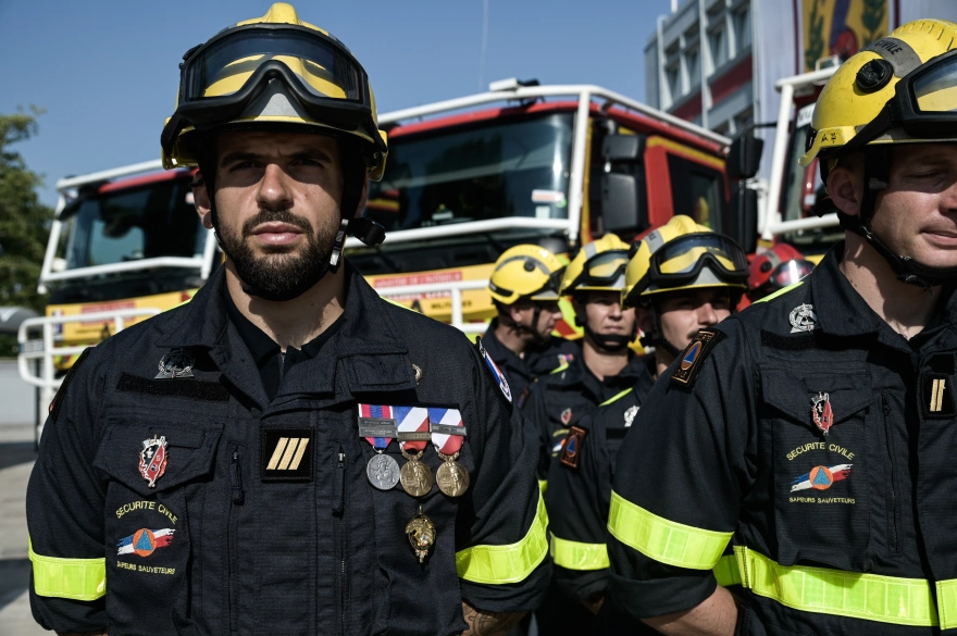 Έφτασαν οι Γάλλοι πυροσβέστες στη χώρα – Αποχαιρέτησαν τους 28 συναδέλφους τους από τη Ρουμανία