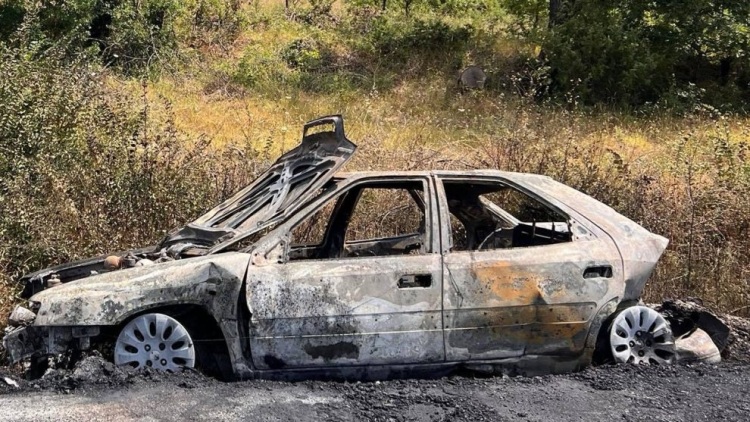 Αυτοκίνητο τυλίχθηκε στις φλόγες στην εθνική οδό Τρικάλων – Ιωαννίνων (φώτο)