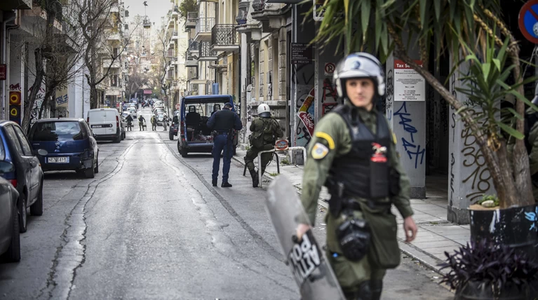 Εξάρχεια: Επιχείρηση εκκένωσης κατάληψης σε τριώροφο κτήριο